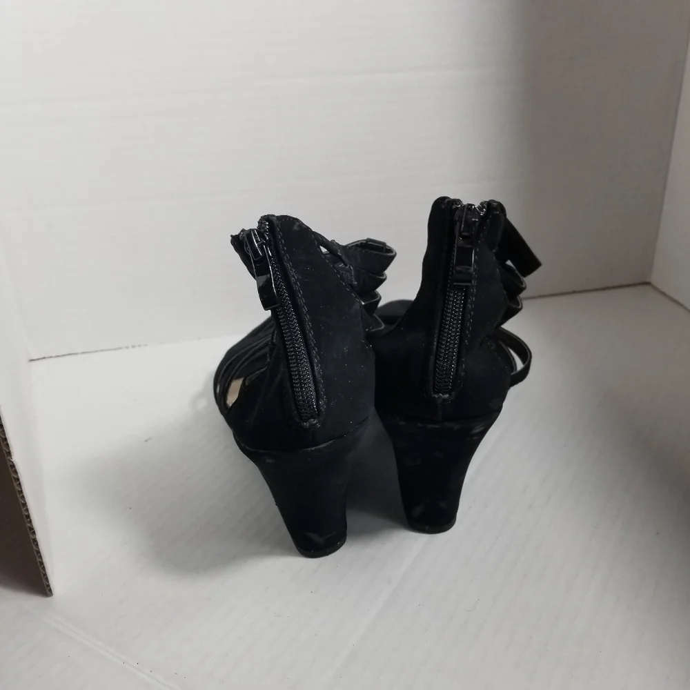TOP MODA STRAPY BLACK WEDGE WITH ZIPPERS IN BACK SIZE 8